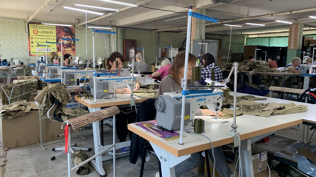 Одяг для надзвичайників та Міноборони шиють на релокованому підприємстві у Мукачеві (ФОТО, ВІДЕО)