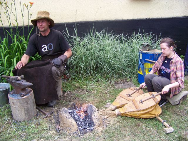На фестивалі демонстрували циганську кузню, що працює в польових умовах