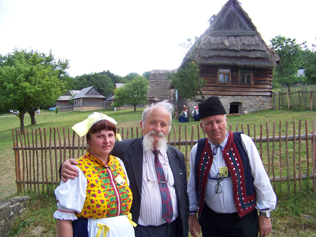 Микола Мушинка з односельчанами з Курова