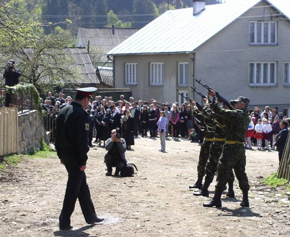 У закарпатському селі День Перемоги святкували 8 травня, зі стріляниною (ФОТО)