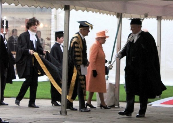 Королева Єлизавета ІІ з чоловіком Принцоп Філіпом-колишнім канцлером Кембриджського університету