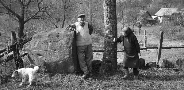 Іван Глагола з дружиною Оленою біля свого подвір’я у селі Щасливе на Закарпатті. Вони — найстарша подружня пара