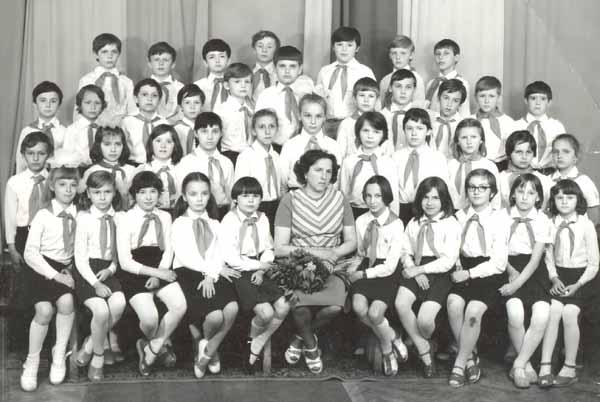 За плечима  першої вчительки Марії Пантелеймонівни  Кривської – 15 випусків 