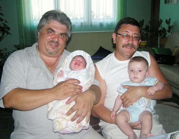 Елемир Кевсегі з крихіткою Лілла-Жейке та два Василі Ільницькі - старший та молодший