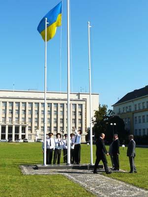 Керівники Закарпаття підняли Державний прапор України на флагштоці біля Закарпатської ОДА (ФОТО)
