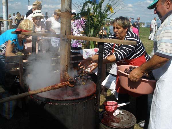На закарпатській  Берегівщині триває фестиваль сливового леквару (ФОТО)