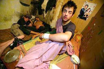 Під Ужгородом наркоторговець після прийняття доз малював на стінах квартири