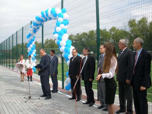 У Берегові відкрили для дітей спортивний майданчик зі штучним покриттям (ФОТО)