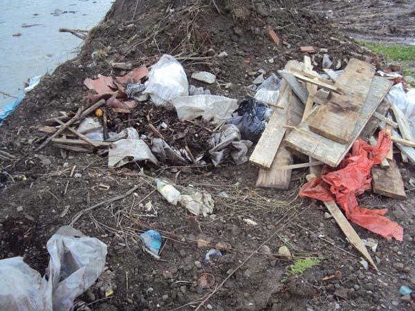 У закарпатському Рахові річку перетворили у звалище побутового сміття (ФОТО)