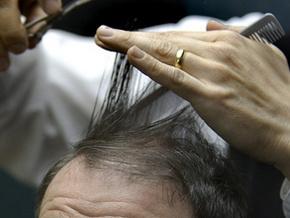 В австралійському салоні краси чоловіків обслуговують напівголі перукарки