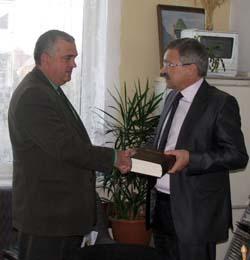 Словацький консул та посол подарували книги словацькій школі в Ужгороді