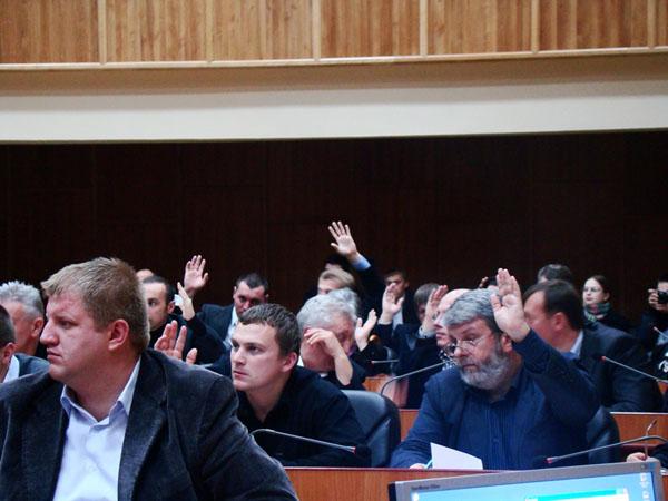 Депутати призначили зарплати меру Ужгорода і його заступникам з врахуванням "особливих умов проходження служби"