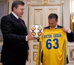 Президент України подарував прем'єр-міністрові Угорщини футбольні м'яч і форму