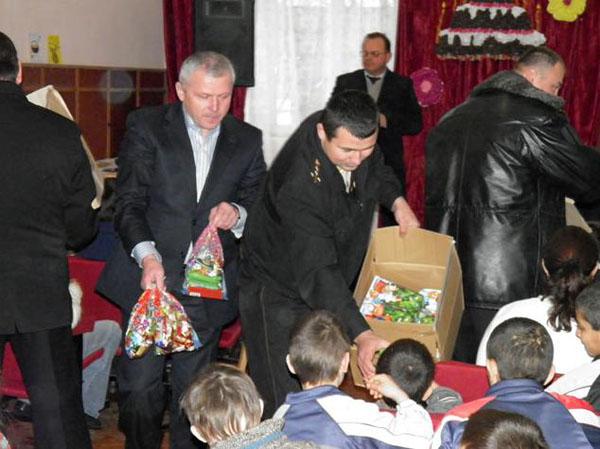Закарпатські рятувальники завітали з подарунками у підшефну Часлівську спеціалізовану школу-інтернат