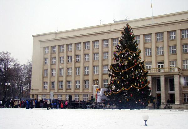 В Ужгороді відбулося урочисте відкриття головної новорічної ялинки Закарпаття (ФОТО)