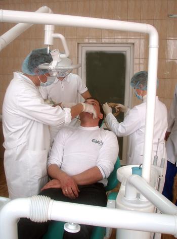 На Закарпатті першому пацієнту вставили зубні імплантанти