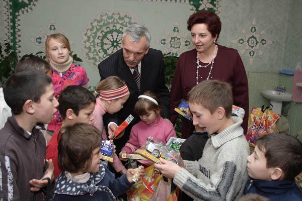 Вихованці дитячих будинків та спецшколи-інтернату отримали подарунки від закарпатських СБУшників