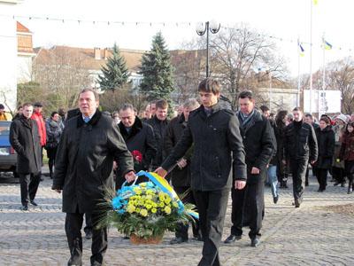 До свята Соборності влада відзначила ужгородців і поклала квіти до пам’ятників Волошину і Шевченку