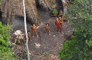 Опубліковані нові фото загадкового племені у нетрях Амазонки