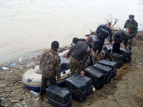 Затримано закарпатців, які гумовим човном переправляли контрабандні сигарети в Румунію (ФОТО)