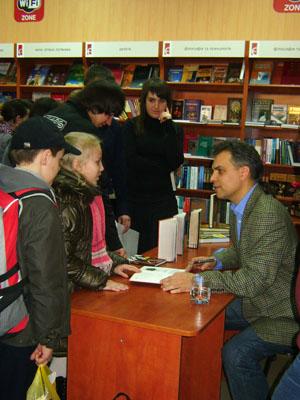 Закарпатський письменник став першим гостем вінницької книгарні «Є» (ФОТО)
