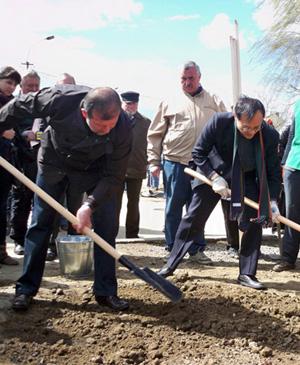 Міністр МНС та посол Японії в Україні висадили в Мукачеві алею сакур (ФОТО)