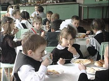 Дві скоринки хліба, або Чим годують дітей у тячівських школах за 36 копійок