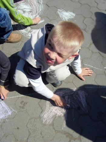 В Ужгороді діти малювали на асфальті сакуру  (ФОТО)