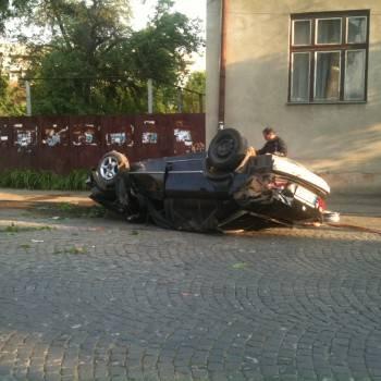 У Мукачеві перекинулась BMW на чеських номерах (ФОТО)