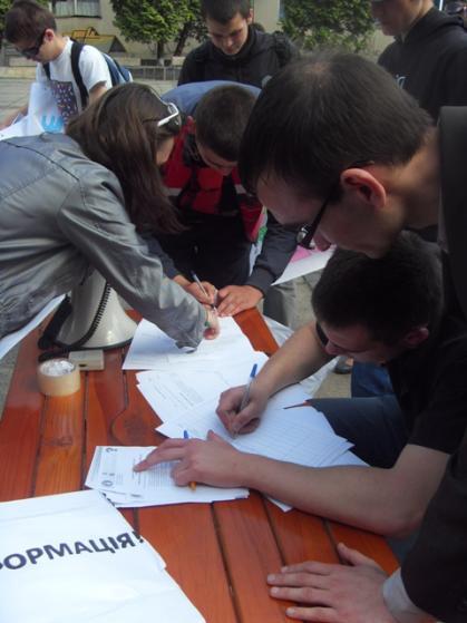 Всупереч відмові влади в Ужгороді таки відбулася акція «Прорвись до інформації» (ФОТО)