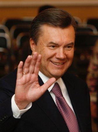Янукович приїде на Закарпаття і подарує замку рояль