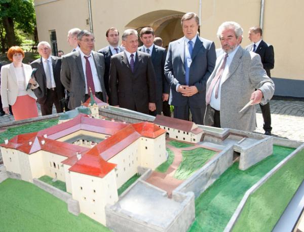 В Ужгородському замку Янукович поцікавився тріщиною (ФОТО)