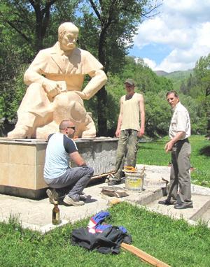 Патріоти відремонтували пам'ятник Шевченку у закарпатському Рахові (ФОТО)