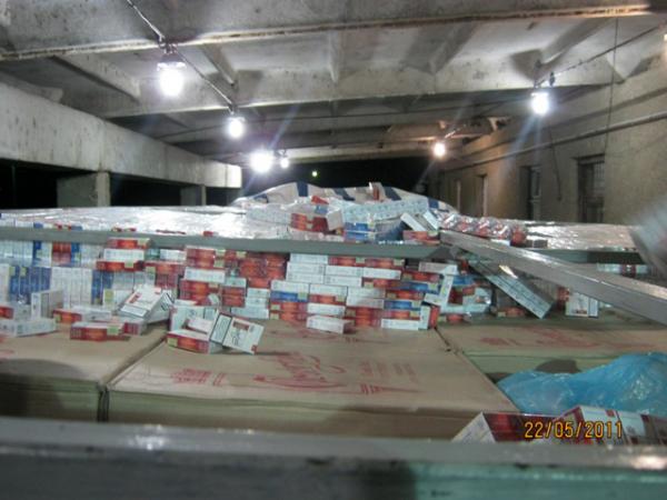 У підвісній стелі вантажівки виявили 52 тис. пачок контрабандних сигарет (ФОТО)