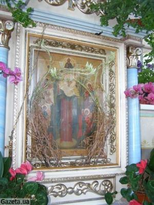 У Мукачівському храмі біля ікони Божої Матері ожили сухі квіти (ФОТО) 