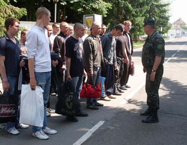 На Закарпатті молоді солдати готуються до складання військової присяги (ФОТО)