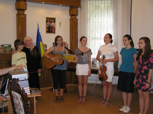 Колектив «Сердечко». Разом з членами шкільного колективу виступає Евеліна Гвать (на фото вліво)