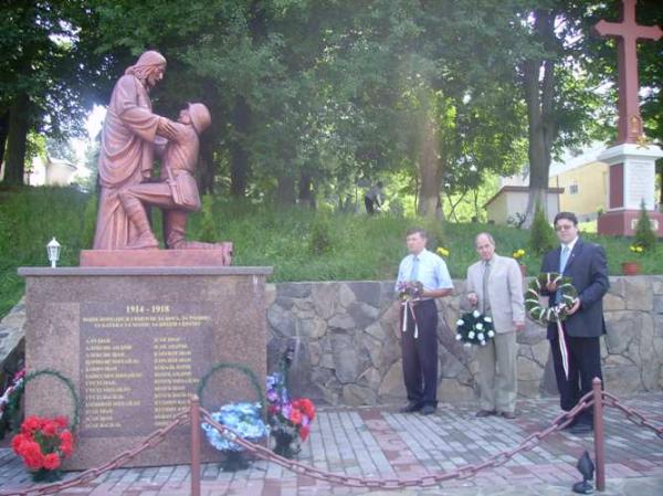 На Закарпатті угорці поклали вінки до пам’ятника воїнам Першої світової війни (ФОТО)