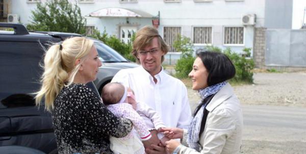 Ужгородські журналісти стали хрещеними батьками дітей, яких французи намагалися нелегально вивезти з України (ФОТО) (ВІДЕО)