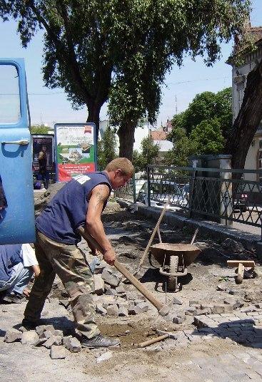 В Ужгороді відновлюють бруківку перед пішохідним мостом (ФОТО)
