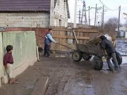 В Ужгороді цигани розбирають дамбу на вальки (ВІДЕО)