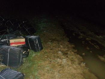 Мукачівські прикордонники виловили в річці 15 ящиків сигарет (ФОТО)