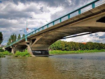В Ужгороді п'яний чоловік впав з транспортного мосту в річку і залишився живий
