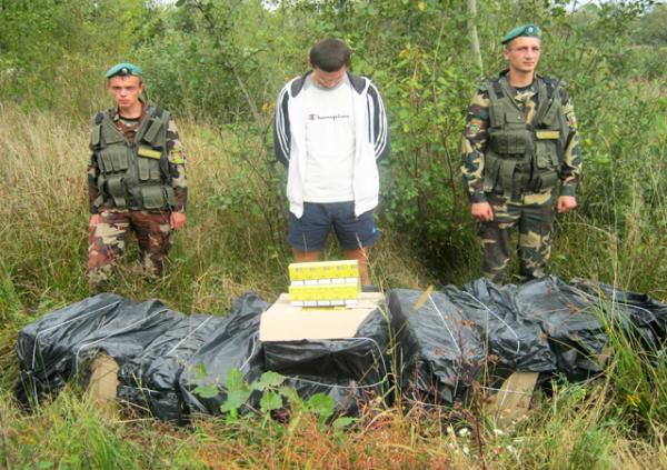 Мукачівські прикордонники затримали партію контрабандних сигарет на майже 25 тис грн (ФОТО)