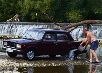 Ужгородця, який мив авто у річці, оштрафували на 170 грн.