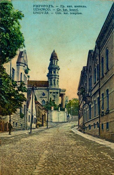 на поштівці 1923-го року видно будинок Міхая Фінцицького - найближчий до собору, він знайомий городянам через примітну ліпнину фасаду