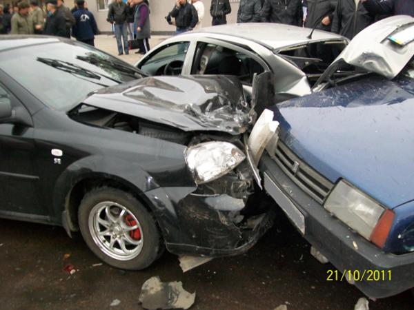 В Ужгороді  «Chevrolet Lacetti» вдарила одразу 7 авто (ФОТО)