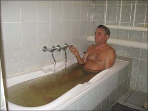 Петро Пітра приймає термальні ванни в селі Мала Розтока Іршавського району Закарпаття