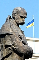 Пам'ятник тарасові Шевченку на ужгородській площі Народній