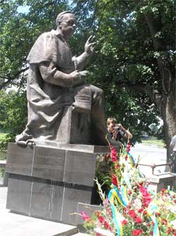 Пам'ятник Августинові Волошину на набережній Незалежності в Ужгороді